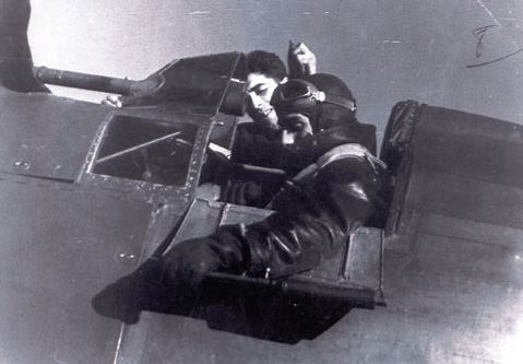 El piloto Avelino Baglietto ajusta la portezuela de la cabina de su I-15 Nótese el visor tubular (Fotografía IHCA)